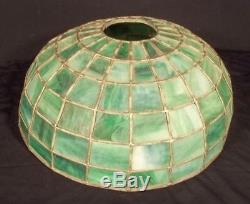A VINTAGE MID 20th CENTURY GREEN LEADED SLAG STAINED GLASS LAMP SHADE