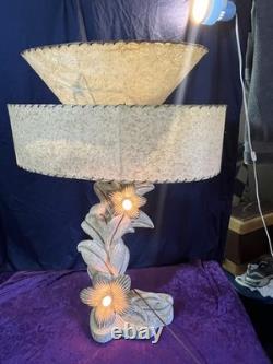 VINTAGE MCM PLASTER CHALKWARE 3-Way Lighted LAMP With Antiq 2Tier FIBERGLASS SHADE