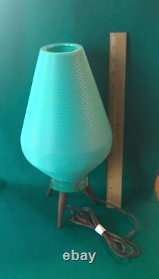 VINTAGE Mid Century MCM TURQUOISE Table Lamp14.5 Plastic BEEHIVE SHADETRIPOD