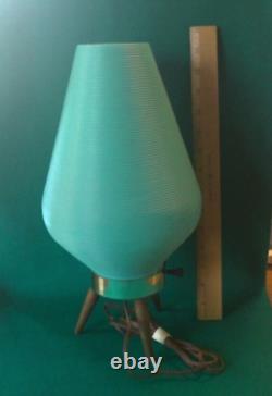 VINTAGE Mid Century MCM TURQUOISE Table Lamp14.5 Plastic BEEHIVE SHADETRIPOD
