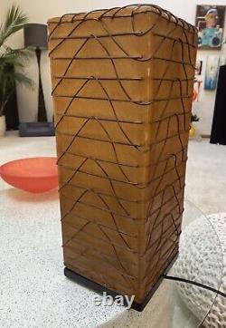 VTG Mid Century Modern Fiberglass & Wicker Caged Design Organic Accent Lamp 21