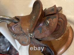 Vintage Tandy Leather RANCHO Saddle Lamp withCattle Round Up Plastic Lamp Shade