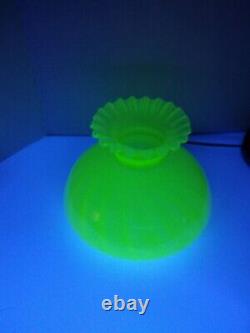 Vintage Vaseline Yellow Topaz Uranium Spiral Optic Table Crimped Top Lamp Shade