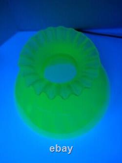 Vintage Vaseline Yellow Topaz Uranium Spiral Optic Table Crimped Top Lamp Shade